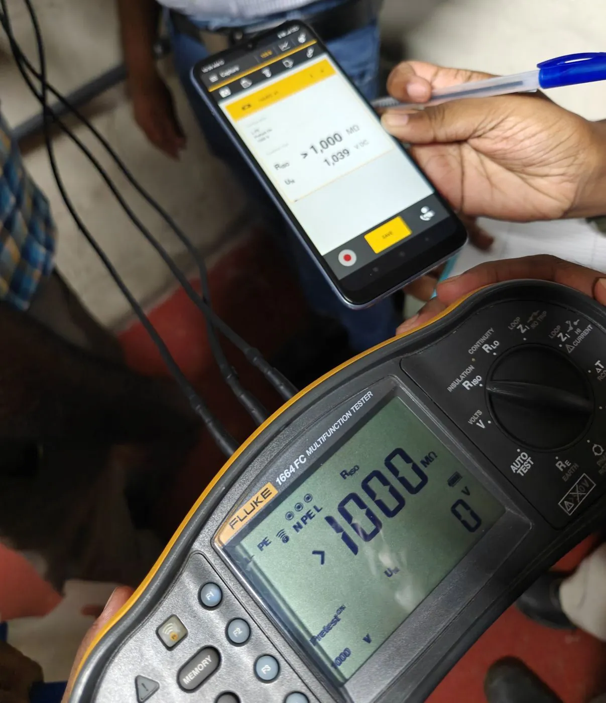 Insulation resistance test at 1000 V reading over 1000 megohms, with the result logged to a phone