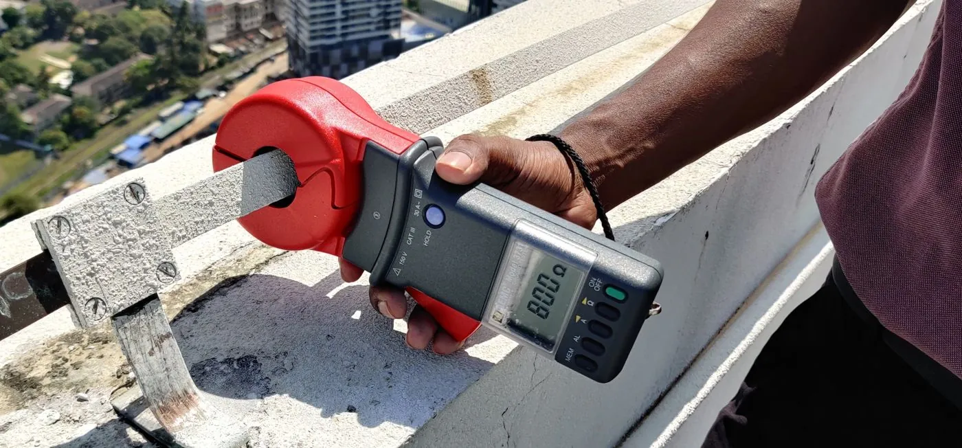 Clamp-on earth test on a lightning protection conductor at the top of a Colombo high-rise
