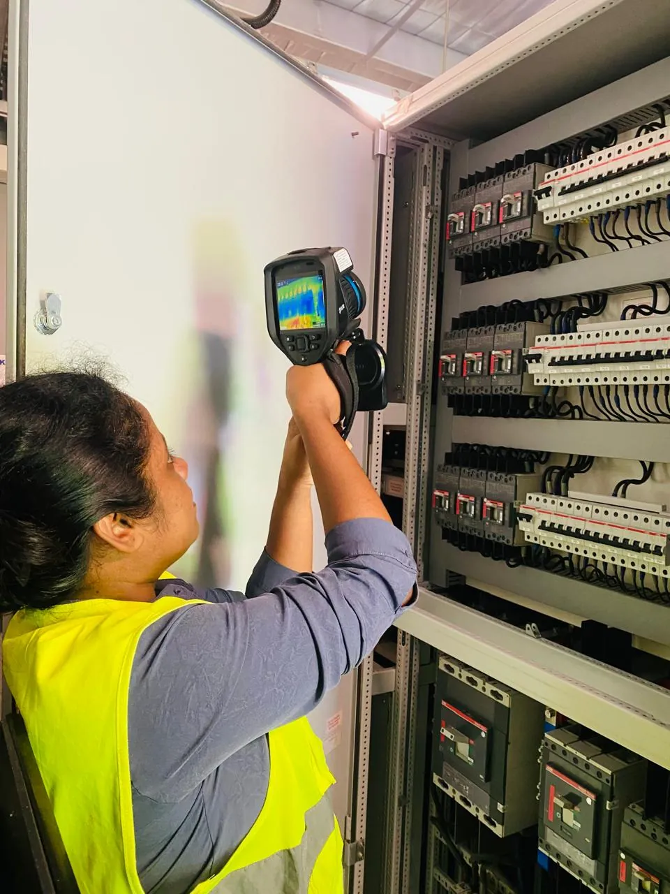 Thermal camera scan of a live distribution board with moulded-case circuit breakers